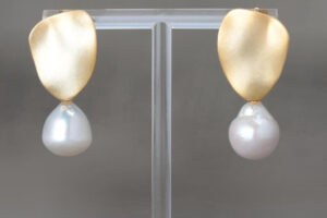 Pearl drop earring