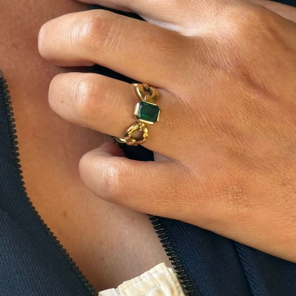 1.62ct emerald set in 9ct yellow gold with 'chain' pendant